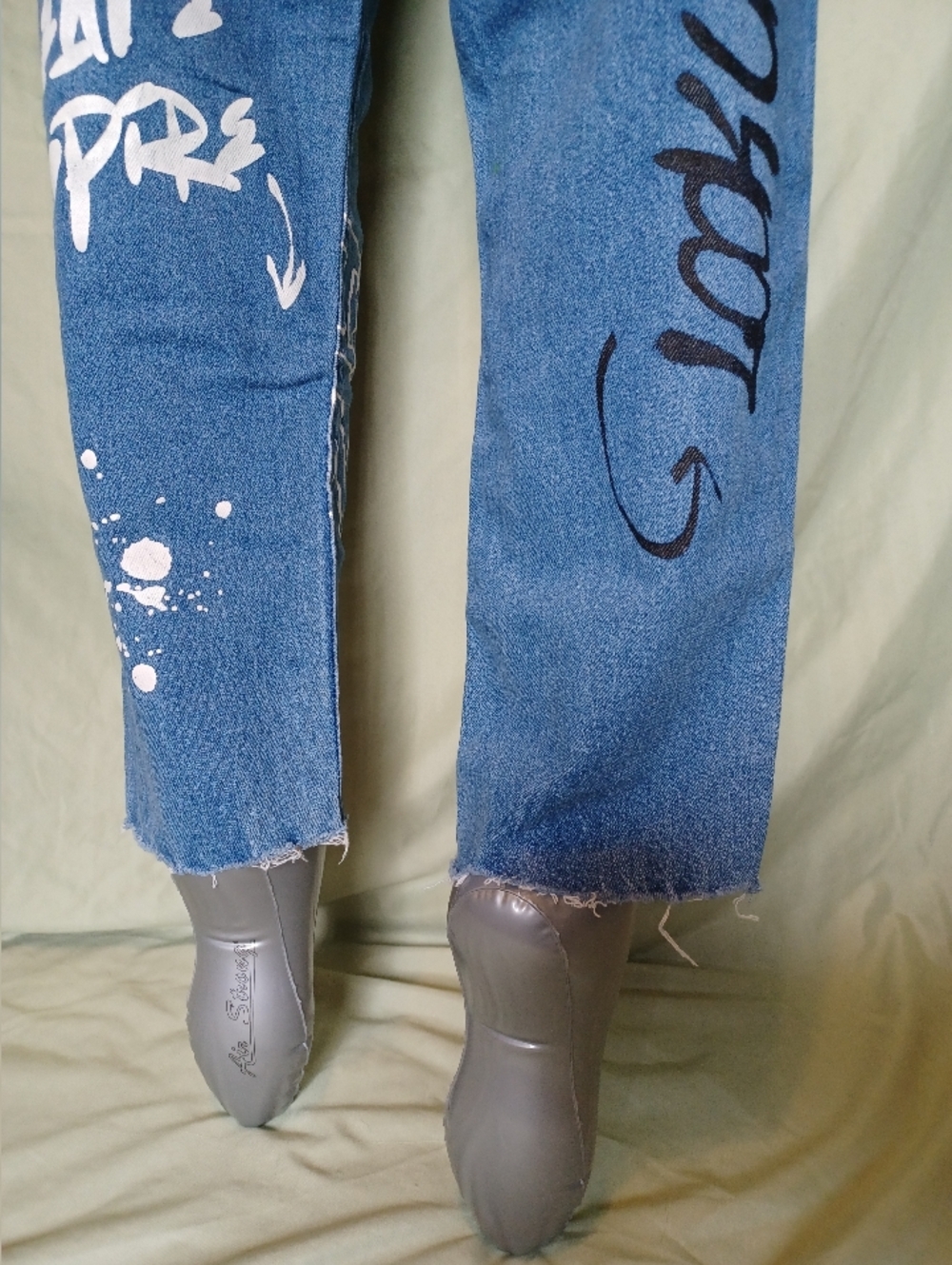 S.o.n.g. Painted Splattered Graffiti Jogger Blue Boyfriend Jeans Raw Hem Ankles - Picture 4 of 13